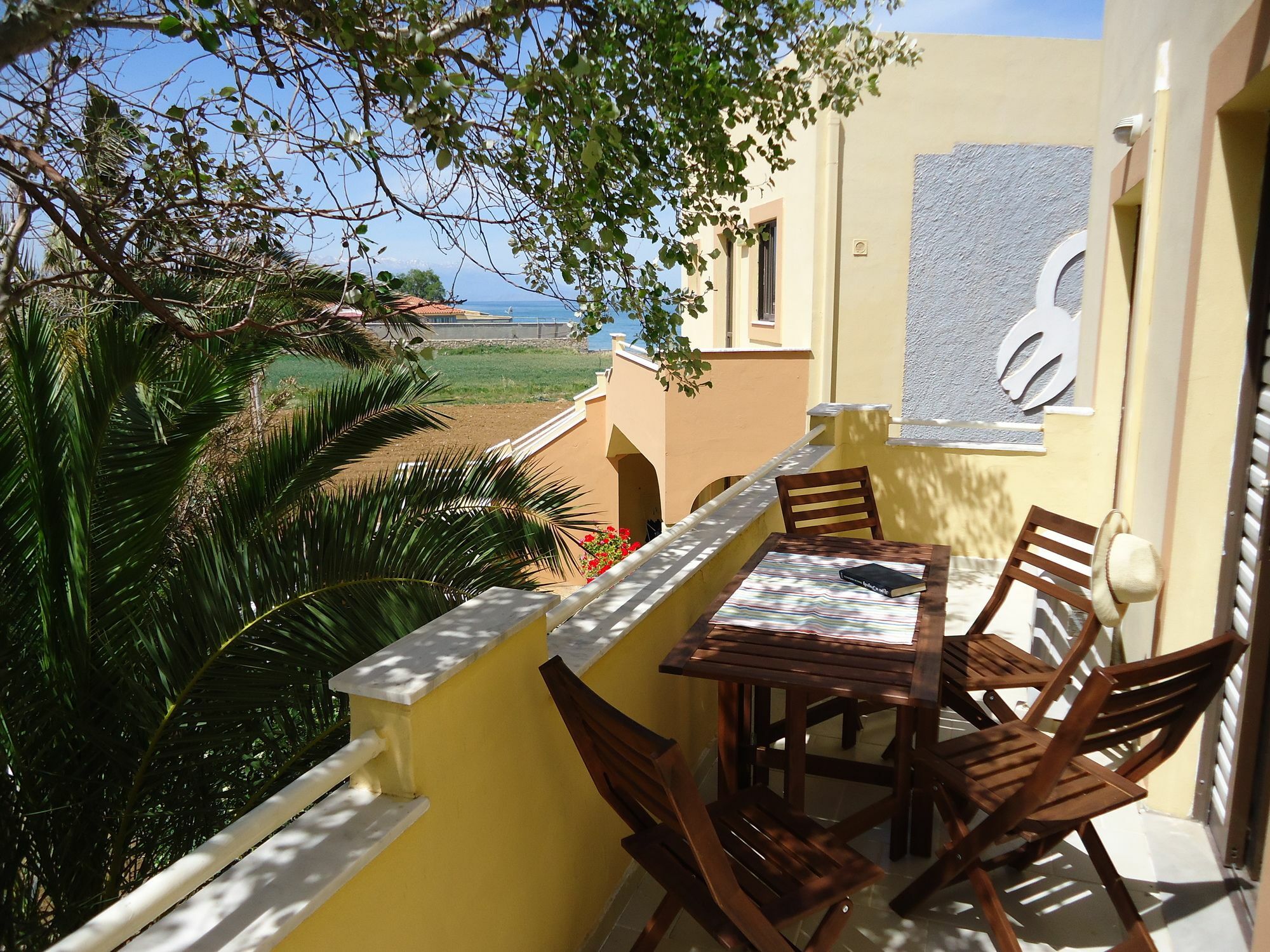 Almyra & Apartment Sfáka